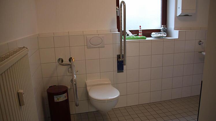 Tagespflege der Awo in Bad Brückenau: Bad mit Dusche. Foto: Ulrike Müller