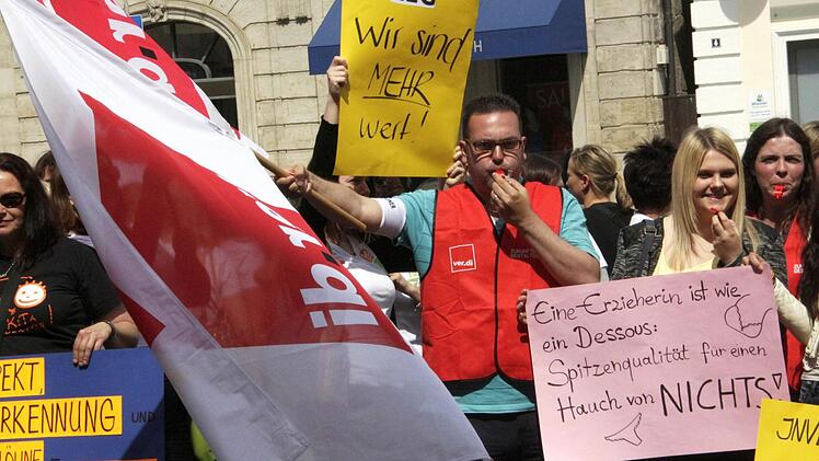 Die Erzieherinnen gehen auf die Straße. Sie fordern mehr Anerkennung und mehr Geld.  Foto: Josef Hofbauer