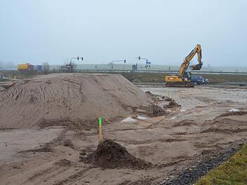 Das milde Wetter ermöglicht es den Tiefbauern auf der Baustelle bei Ebersdorf, in diesem Jahr noch Fortschritte zu machen. Foto: Rainer Lutz