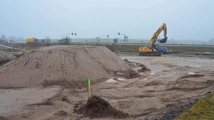 Das milde Wetter ermöglicht es den Tiefbauern auf der Baustelle bei Ebersdorf, in diesem Jahr noch Fortschritte zu machen. Foto: Rainer Lutz