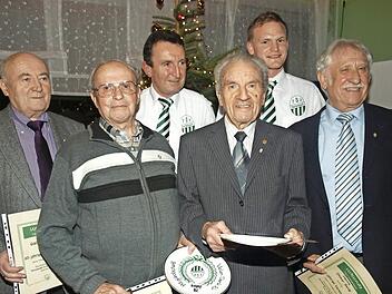Über Jahrzehnte hielten sie dem TSV Oerlenbach die Treue: (von links) Otmar Seidl, Günther Kühr (beide 60 Jahre), Walter Kuhn und Wilhelm Karch (beide 70 Jahre). Ehrenzeichen überreichten Vorsitzender Nico Rogge (hi. r.) und sein Stellvertreter Reiner Borst (hi. Mitte). Foto: S. Geiger