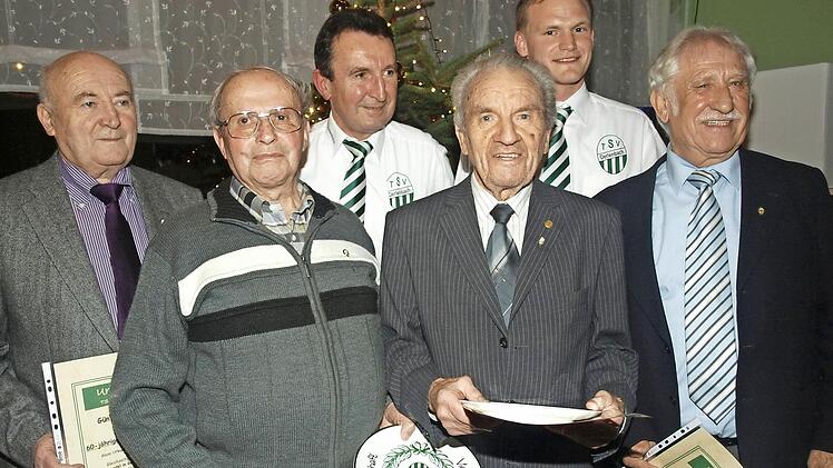 Über Jahrzehnte hielten sie dem TSV Oerlenbach die Treue: (von links) Otmar Seidl, Günther Kühr (beide 60 Jahre), Walter Kuhn und Wilhelm Karch (beide 70 Jahre). Ehrenzeichen überreichten Vorsitzender Nico Rogge (hi. r.) und sein Stellvertreter Reiner Borst (hi. Mitte). Foto: S. Geiger