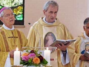 Erzbischof Ludwig Schick (links) feierte den Gottesdienst mit den Heroldsbachern.  Foto: Pauline Lindner