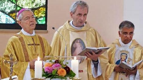 Erzbischof Ludwig Schick (links) feierte den Gottesdienst mit den Heroldsbachern.  Foto: Pauline Lindner