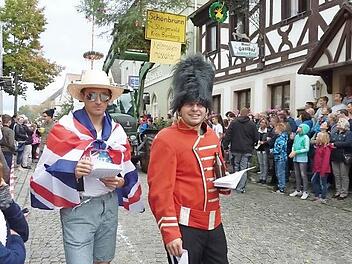 "In" or "out"? Der "Brexit" wurde beim Kerwaumzug in Burgebrach auf die Schippe genommen. Foto: Elke Pieger