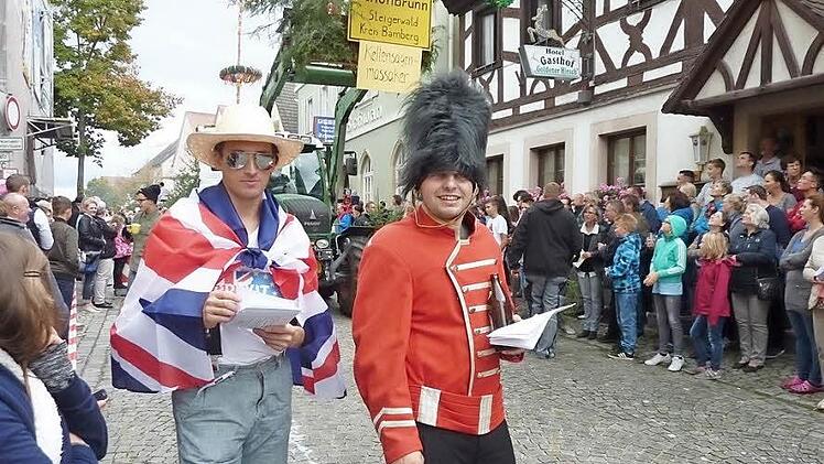 "In" or "out"? Der "Brexit" wurde beim Kerwaumzug in Burgebrach auf die Schippe genommen. Foto: Elke Pieger