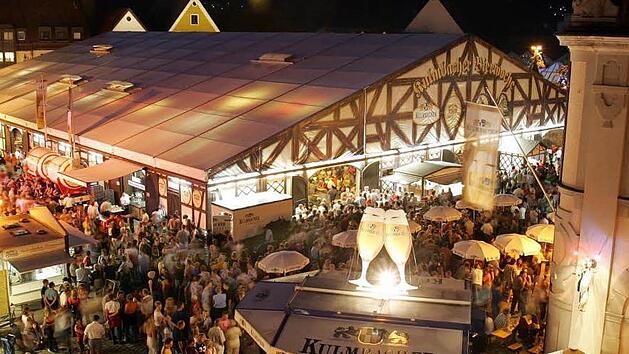 Die Bierwoche findet heuer nicht an ihrem angestammten Platz im Zentrum Kulmbachs statt. Dar&uuml;ber diskutierte am Freitag der Stadtrat, und dabei gingen die Emotionen hoch.  Foto: BR-Archiv/Gabriele H&auml;nseler