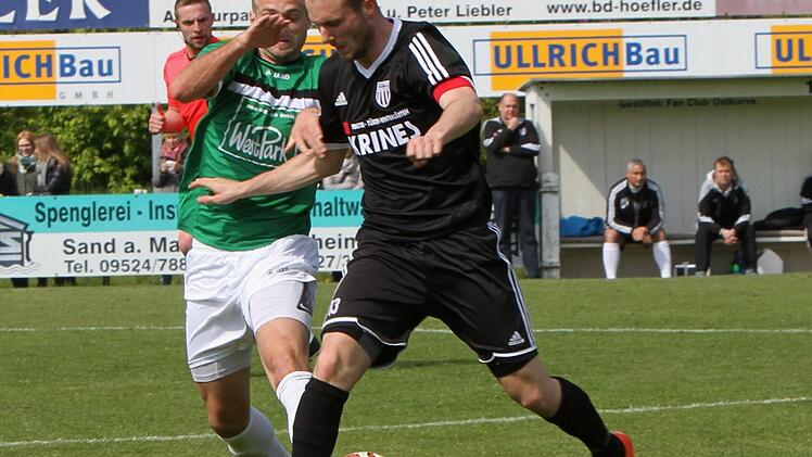 FC-Kapitän Daniel Krüger (rechts) zog immer wieder die Fäden und setzt sich durch.