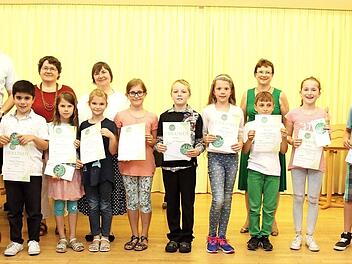 German Hacker und die Lehrkräfte mit den ausgezeichneten Musikschülern Foto: Richard Sänger