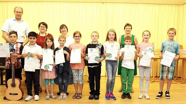 German Hacker und die Lehrkräfte mit den ausgezeichneten Musikschülern Foto: Richard Sänger