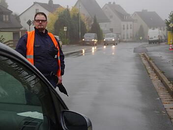 Timo Querfurth sorgt als freiwilliger Helfer mit dafür, dass am Bully-Set nichts schief geht. Er verhindert, dass sich moderne Autos in die "DDR" verirren. Foto: Marco Meißner