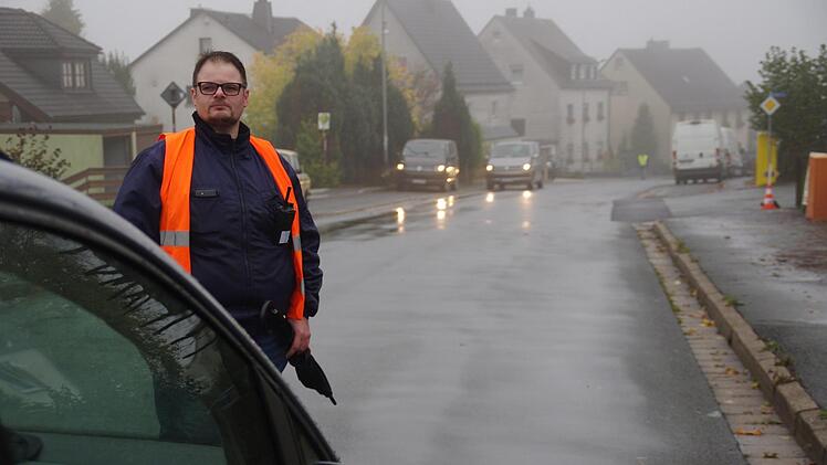 Timo Querfurth sorgt als freiwilliger Helfer mit dafür, dass am Bully-Set nichts schief geht. Er verhindert, dass sich moderne Autos in die "DDR" verirren. Foto: Marco Meißner