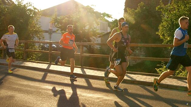 Wenn die Sonne untergeht, drehen die Athleten ihre Runde. Diese Atmosph&auml;re macht die beliebte Laufsportveranstaltung in der Adam-Riese-Stadt aus. Foto: Archiv/Mario Deller