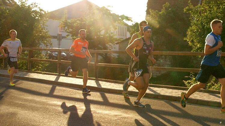 Wenn die Sonne untergeht, drehen die Athleten ihre Runde. Diese Atmosphäre macht die beliebte Laufsportveranstaltung in der Adam-Riese-Stadt aus. Foto: Archiv/Mario Deller