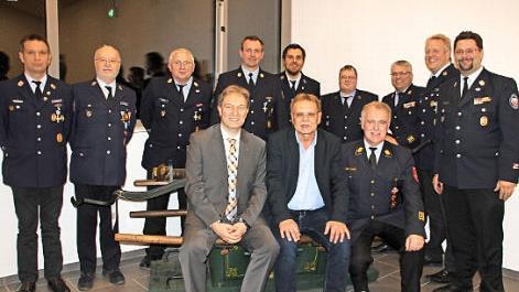 Diese Mitglieder wurden für langjährigen Feuerwehrdienst und Mitgliedschaft geehrt. Mit im Bild (vorne ) Landrat Klaus Löffler, Bürgermeister Wolfgang Beiergrößlein und Kreisbrandrat Joachim Ranzenberger.