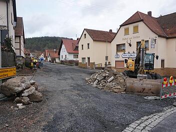 Die Salzforststraße in Schmalwasser wird saniert. Die Anlieger werden  bis Ende des Jahres einige Unannehmlichkeiten in Kauf nehmen müssen.  Foto: Marion Eckert