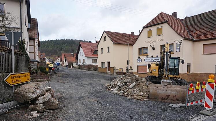 Die Salzforststraße in Schmalwasser wird saniert. Die Anlieger werden  bis Ende des Jahres einige Unannehmlichkeiten in Kauf nehmen müssen.  Foto: Marion Eckert