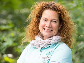 Susanne Reuss leitet den Kurs Waldbaden, der neu in Bad Bocklet angeboten wird.  Foto: Christian Schwier