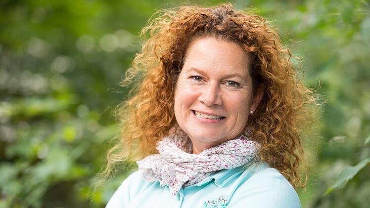 Susanne Reuss leitet den Kurs Waldbaden, der neu in Bad Bocklet angeboten wird.  Foto: Christian Schwier