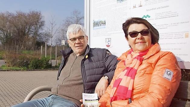 B&uuml;rgermeister Bernhard Storath und Wanderf&uuml;hrerin Brigitte Plesnivy hoffen, dass f&uuml;r die noch geplanten Touren durch das Gemeindegebiet in absehbarer Zeit die Rucks&auml;cke geschn&uuml;rt werden k&ouml;nnen.  Foto: Mario Deller