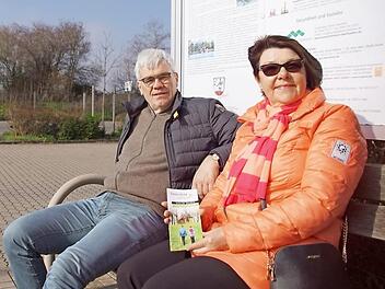 Bürgermeister Bernhard Storath und Wanderführerin Brigitte Plesnivy hoffen, dass für die noch geplanten Touren durch das Gemeindegebiet in absehbarer Zeit die Rucksäcke geschnürt werden können.  Foto: Mario Deller