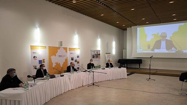 Informierten bei einer Pressekonferenz im Hybridformat über die Finanzen des Bistums Würzburg (von links): Domkapitular Clemens Bieber, Vorsitzender des Diözesan-Caritasverbands, Bischöflicher Finanzdirektor Sven Kunkel, Bischof Dr. Franz Jung, Generalvikar Dr. Jürgen Vorndran und Pressesprecher Bernhard Schweßinger, Leiter des Medienhauses des Bistums Würzburg. Foto: Markus Hauck (POW)