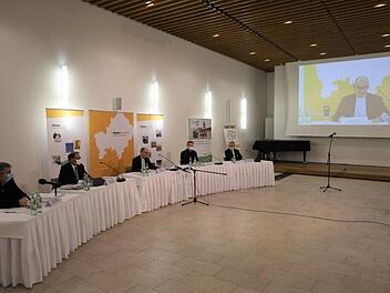 Informierten bei einer Pressekonferenz im Hybridformat über die Finanzen des Bistums Würzburg (von links): Domkapitular Clemens Bieber, Vorsitzender des Diözesan-Caritasverbands, Bischöflicher Finanzdirektor Sven Kunkel, Bischof Dr. Franz Jung, Generalvikar Dr. Jürgen Vorndran und Pressesprecher Bernhard Schweßinger, Leiter des Medienhauses des Bistums Würzburg. Foto: Markus Hauck (POW)