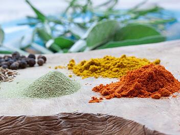 Grüner, gelber und roter Curry
