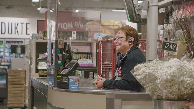 Kerstin, Kalles Mutter, arbeitet heute in einem Supermarkt. Schon damals musste sie im Schichtdienst arbeiten und hatte wenig Zeit für ihren Jungen.
