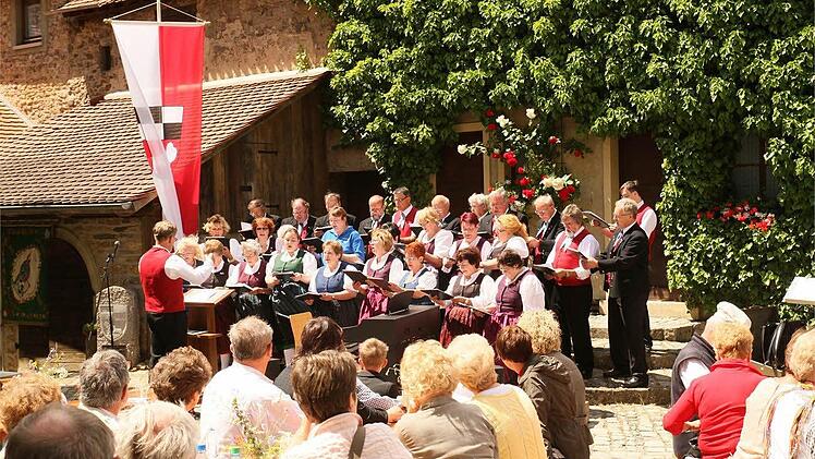 Der Gesangverein Kleinlangheim gab beim Kirchenburgsingen unter der Leitung von Peter Pretzer einige Lieder zum Besten.