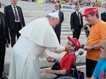 Fabian Ziegler mit Papst Franziskus in Rom.Foto: Manfred Mellenthin