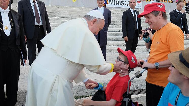 Fabian Ziegler mit Papst Franziskus in Rom.Foto: Manfred Mellenthin