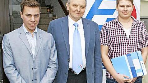 Als Prüfungsbeste zeichnete Obermeister Peter Keil für die Fachrichtung Energie- und Gebäudetechnik Tobias Graser aus Eltmann (links) und für die Fachrichtung Informationstechnik, Schwerpunkt Geräte- und Systemtechnik Daniel Fabritz aus Prappach aus. Foto: Sabine Weinbeer