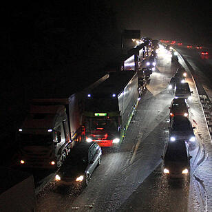 Schneechaos legt A9 lahm