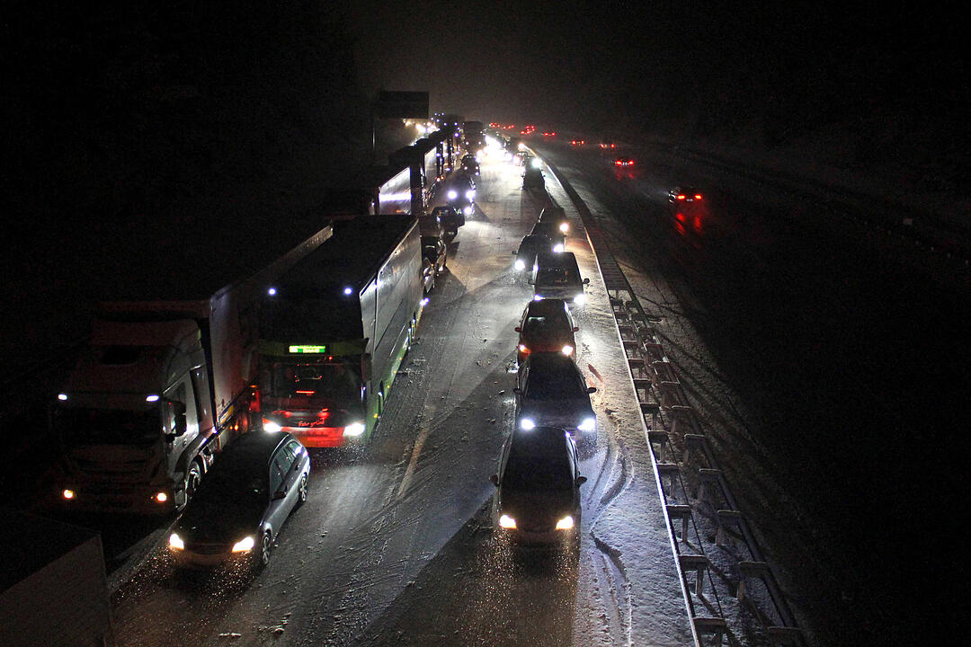 Schneechaos legt A9 lahm