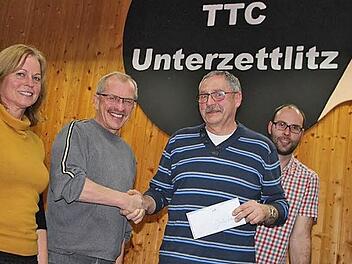 Der TTC Unterzettlitz nutzte die Versammlung, um Josef Spindler (Zweiter von rechts) für seine jahrzehntelange Jugendarbeit zu ehren. Es gratulierten (von links) Ortssprecherin Bärbel Köcheler, Vorsitzender Manfred Butzin und Zweiter Vorsitzender Fabian Keller. Foto: Franz Böhmer