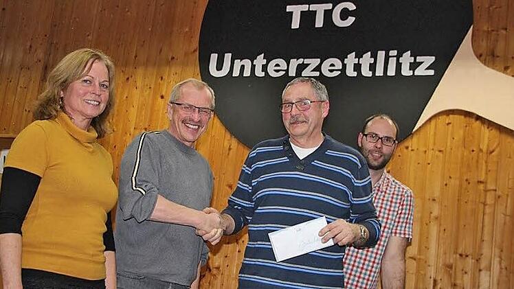 Der TTC Unterzettlitz nutzte die Versammlung, um Josef Spindler (Zweiter von rechts) für seine jahrzehntelange Jugendarbeit zu ehren. Es gratulierten (von links) Ortssprecherin Bärbel Köcheler, Vorsitzender Manfred Butzin und Zweiter Vorsitzender Fabian Keller. Foto: Franz Böhmer