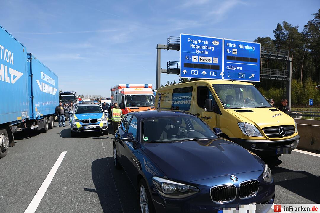 Nürnberg: Lkw-Fahrer verletzt - Container blockiert die A6