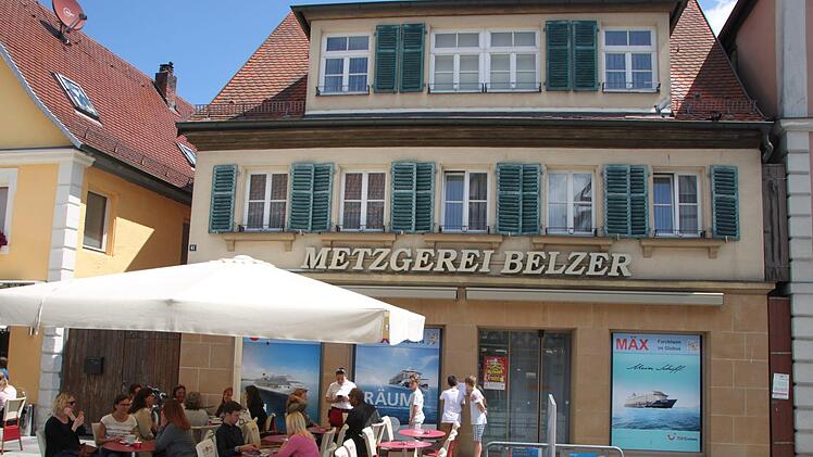 Leerstand kartographieren - das übten am Montag Schüler des Ehrenbürg-Gymnasiums (in weißen Hemden) in der Innenstadt. Dabei nahmen sie auch das Belzer-Gebäude in ihre Liste auf. Doch in das Haus Nummer 61 wird bald wieder das Geschäftsleben einziehen. Foto: Ekkehard Roepert