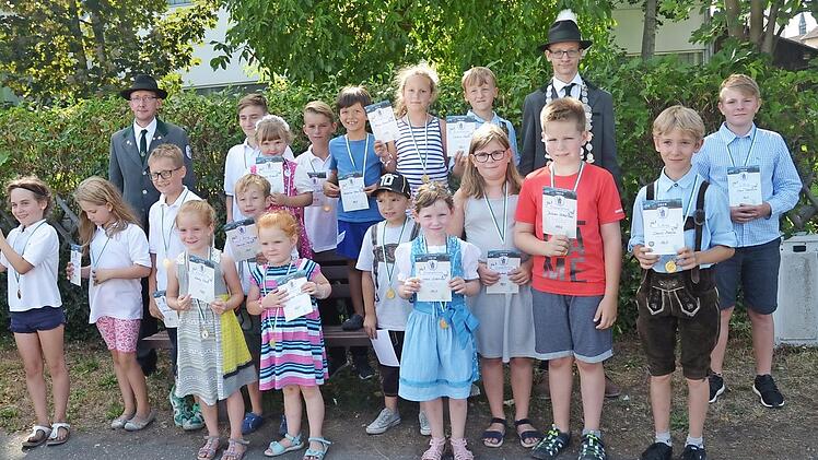 Die mit Urkunden ausgestatteten Jungschützen, die beim Schützenfest in Rothenkirchen ihre Treffsicherheit auf die Apfelscheibe gemessen haben. Fotos: K.- H. Hofmann
