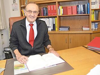 Sein Platz ist nach wie vor am Schreibtisch: Karl H. Fick feiert am morgigen Samstag seinen 80. Geburtstag.  Foto: K.- H. Hofmann