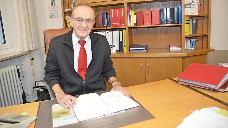 Sein Platz ist nach wie vor am Schreibtisch: Karl H. Fick feiert am morgigen Samstag seinen 80. Geburtstag.  Foto: K.- H. Hofmann