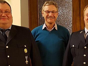 Neuwahlen standen bei der Freiwilligen Feuerwehr Weißenbach an (von links): 2. Kommandant und 2. Vorsitzender Frank Schiffler, Bürgermeister Wilhelm Friedrich, Kommandant und Vorsitzender Thomas Brand und Kreisbrandmeister Wolfgang Kenner. Foto:  Sabine Brand