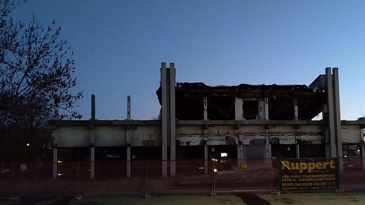 Impressionen vom Abriss der Coburger Angerhalle: 27. FeburarFoto: Jochen Berger
