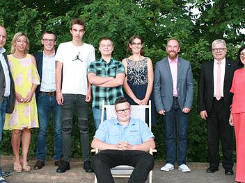 Die Prüfungsbesten der Mittelschule Burkardroth mit Lehrern und Sponsoren: 2. Bürgermeister Daniel Wehner (von links), Schulleiterin Heidrun von Schoen, Klassenleiter Norbert Kleinhenz, Nick Schlesiger, Nico Zehe, Sophie Metz, Elternbeiratsvorsitzender Timo Scheel, Anton Koch (VR-Bank), Maria Pesce-Metz (Sparkasse) und im Liegestuhl der mehrfach ausgezeichnete Oskar Kleinhenz.Gabriele Sell
