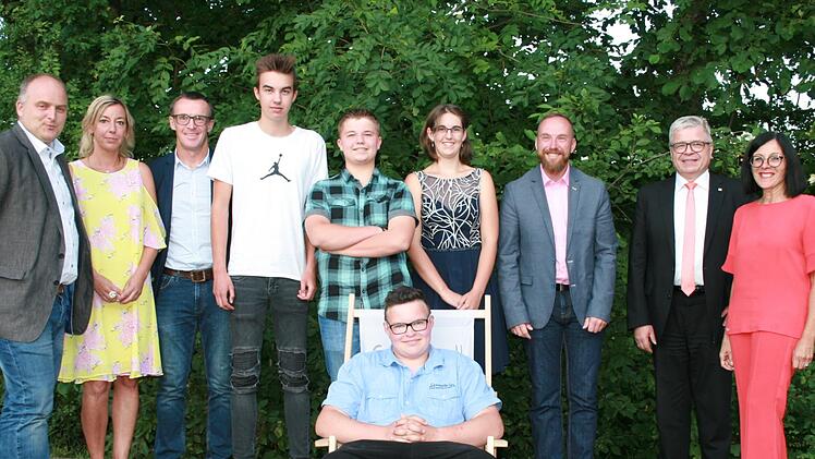 Die Prüfungsbesten der Mittelschule Burkardroth mit Lehrern und Sponsoren: 2. Bürgermeister Daniel Wehner (von links), Schulleiterin Heidrun von Schoen, Klassenleiter Norbert Kleinhenz, Nick Schlesiger, Nico Zehe, Sophie Metz, Elternbeiratsvorsitzender Timo Scheel, Anton Koch (VR-Bank), Maria Pesce-Metz (Sparkasse) und im Liegestuhl der mehrfach ausgezeichnete Oskar Kleinhenz.Gabriele Sell