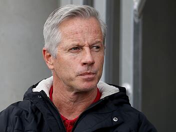 Für Nürnbergs Coach Jens Keller steht das erste Heimspiel an. Gegner ist das Tabellenschlusslicht aus Hessens Hauptstadt: der SV Wehen Wiesbaden. Foto: Daniel Karmann/dpa