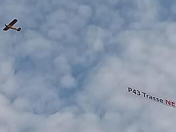 Unter den Wolken, aber hoch oben zog der Privatflieger aus Bad Kissingen mit dem Protestbanner seine Kreise. Winfried Ehling