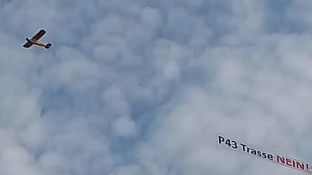 Unter den Wolken, aber hoch oben zog der Privatflieger aus Bad Kissingen mit dem Protestbanner seine Kreise. Winfried Ehling