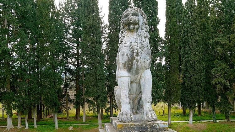 Der "L&ouml;we von Cheronia" ist ein Denkmal f&uuml;r die gefallenen Krieger der "Heiligen Schar von Theben", die heldenhaft in der Schlacht an gleicher St&auml;tte unterging.